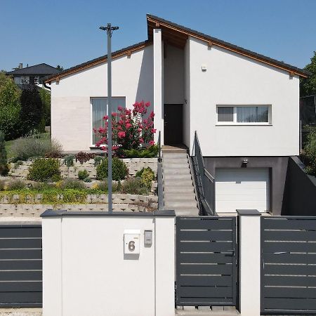 White Column House Apartment Diosd Bagian luar foto
