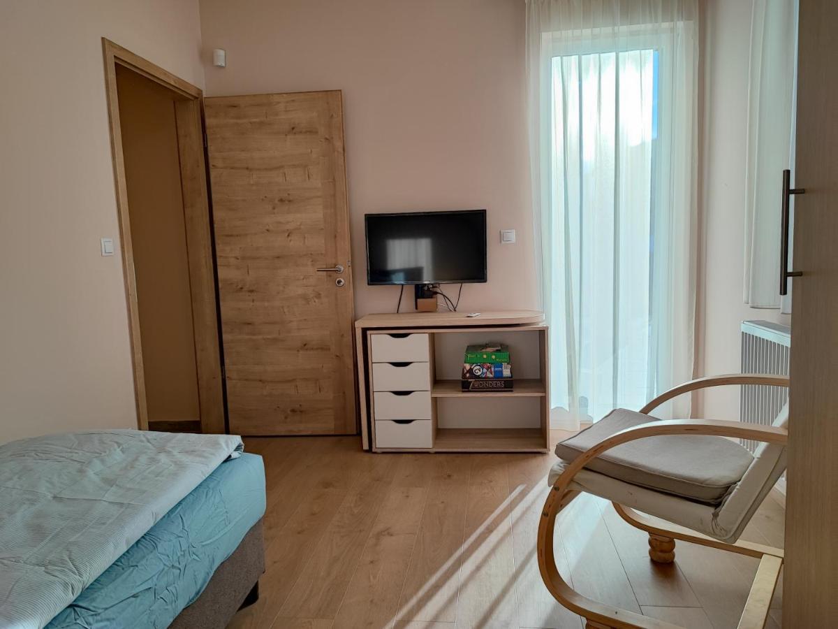 White Column House Apartment Diosd Bagian luar foto