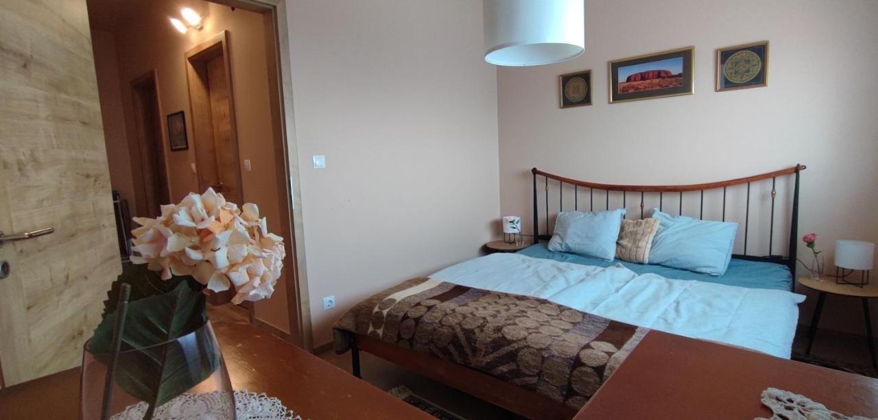 White Column House Apartment Diosd Bagian luar foto
