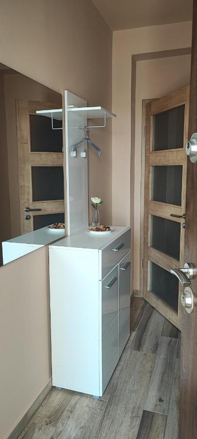 White Column House Apartment Diosd Bagian luar foto