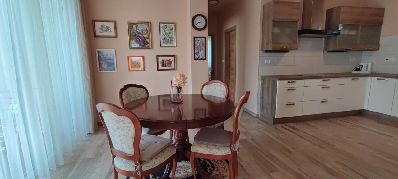 White Column House Apartment Diosd Bagian luar foto