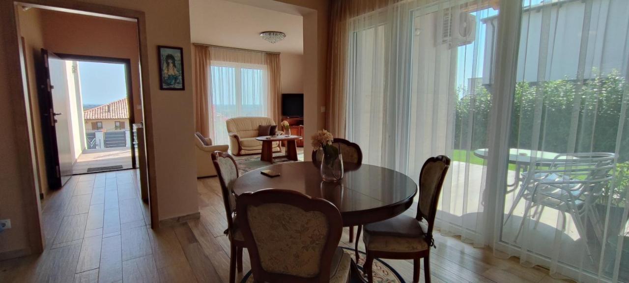 White Column House Apartment Diosd Bagian luar foto