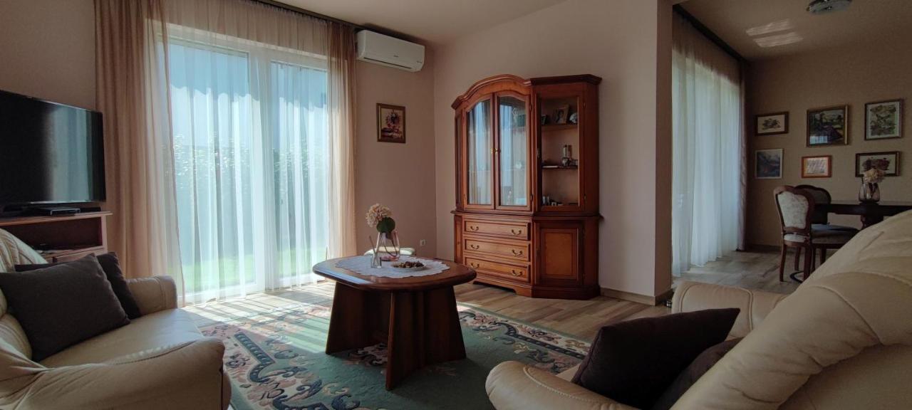 White Column House Apartment Diosd Bagian luar foto