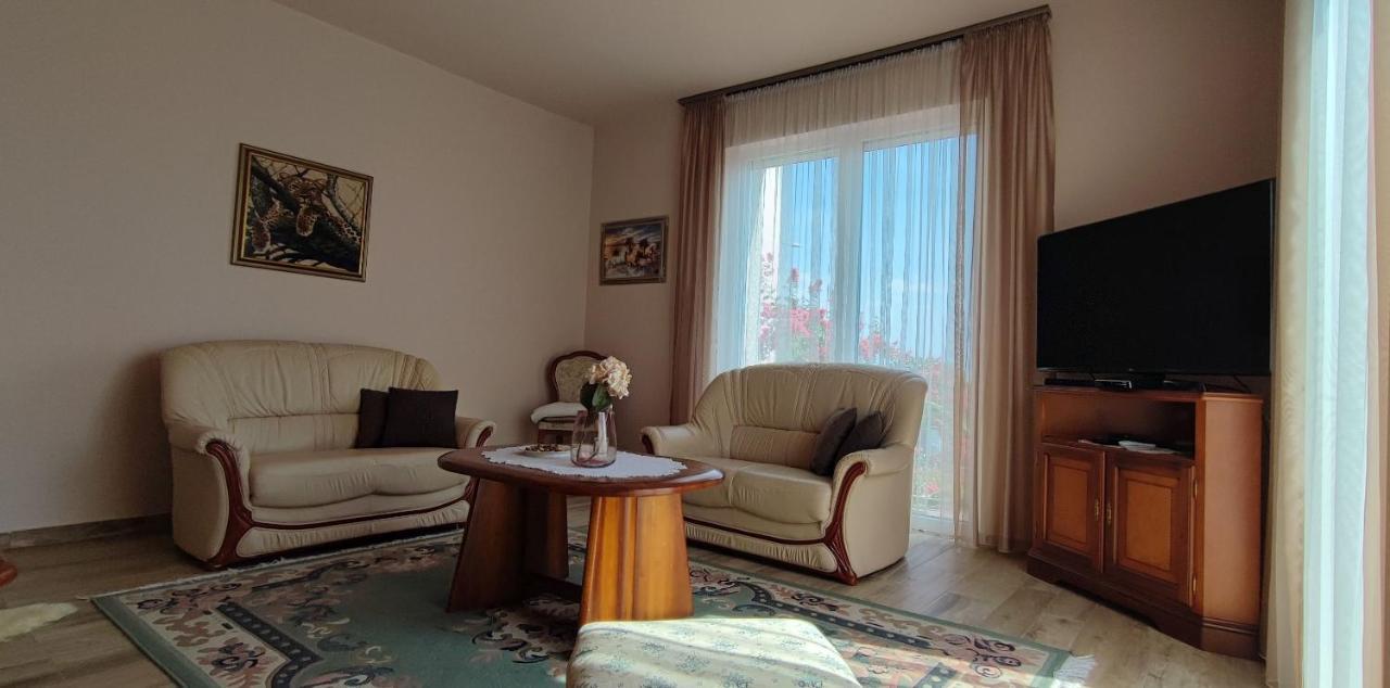 White Column House Apartment Diosd Bagian luar foto