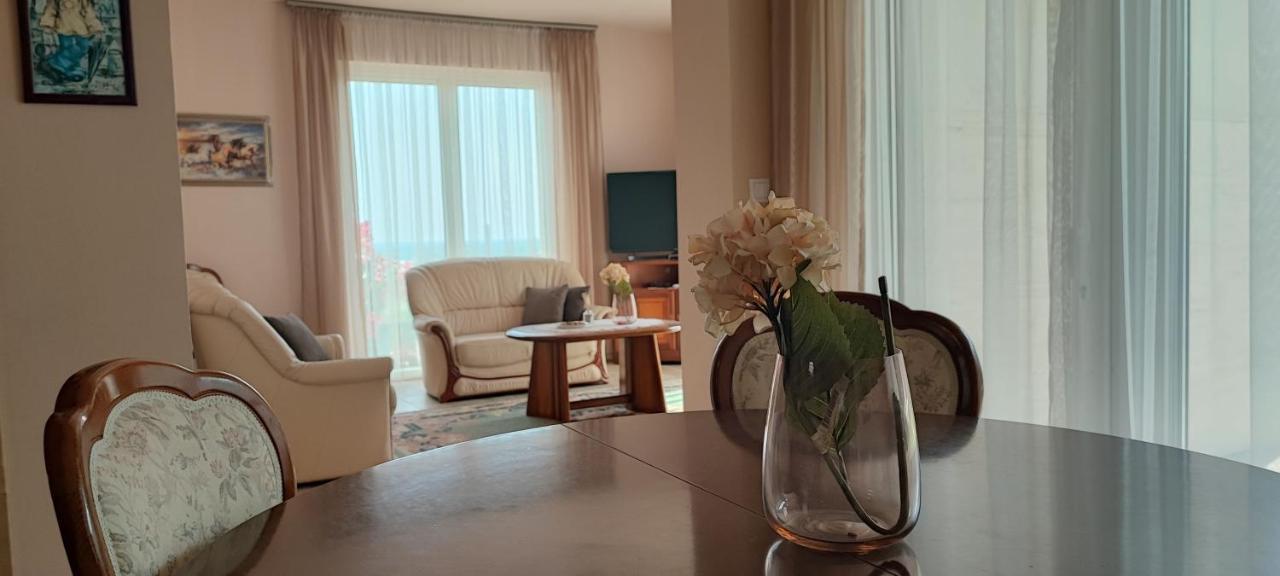 White Column House Apartment Diosd Bagian luar foto