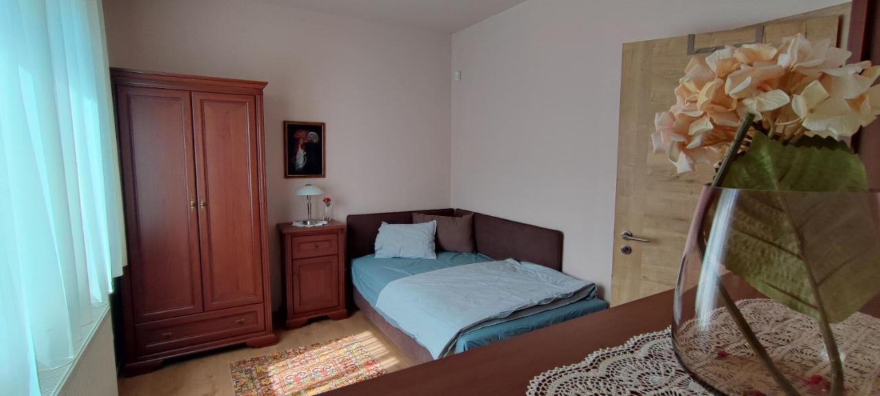 White Column House Apartment Diosd Bagian luar foto