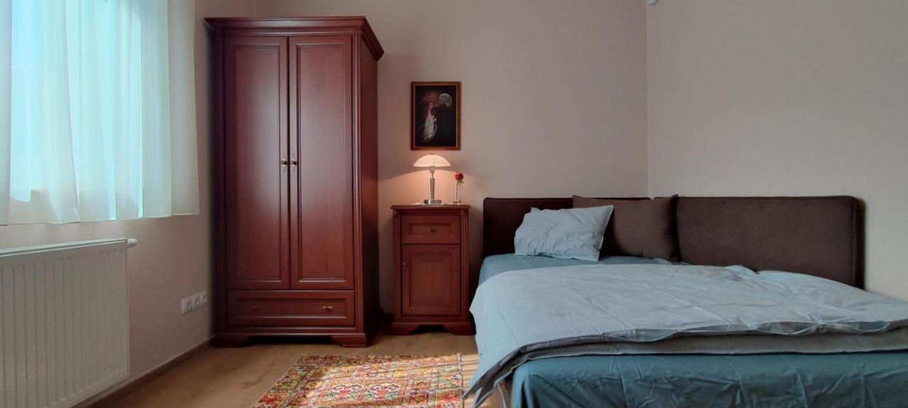 White Column House Apartment Diosd Bagian luar foto