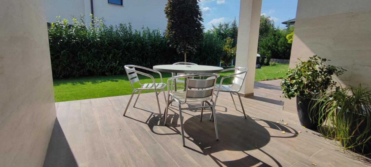 White Column House Apartment Diosd Bagian luar foto